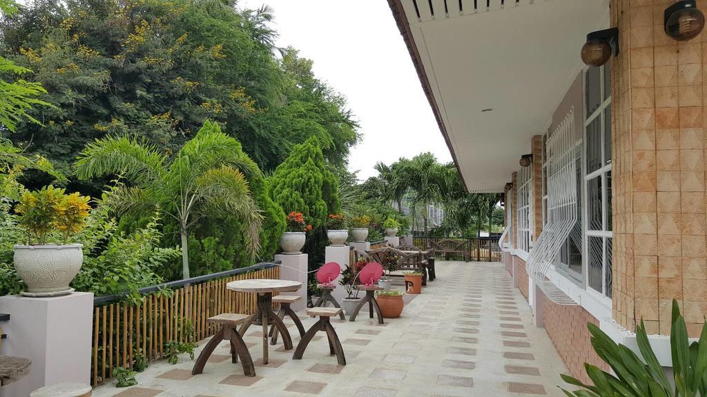 Hotel Baan Suan Geb Tawan à Lop Buri Extérieur photo
